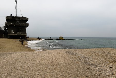 У пляжа «Дельфин» в ноябре прошлого года сел на мель буксир «Параллель»: власти приступили к решению проблемы (фоторепортаж) 