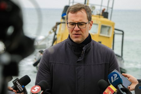 У пляжа «Дельфин» в ноябре прошлого года сел на мель буксир «Параллель»: власти приступили к решению проблемы (фоторепортаж) 