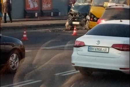 Утреннее ДТП в Лузановке парализовало движение автотранспорта (фото)