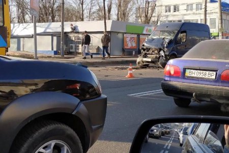 Утреннее ДТП в Лузановке парализовало движение автотранспорта (фото)