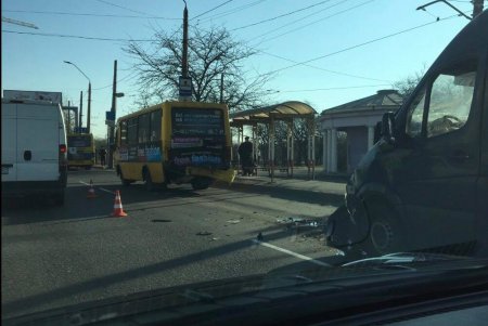 Утреннее ДТП в Лузановке парализовало движение автотранспорта (фото)