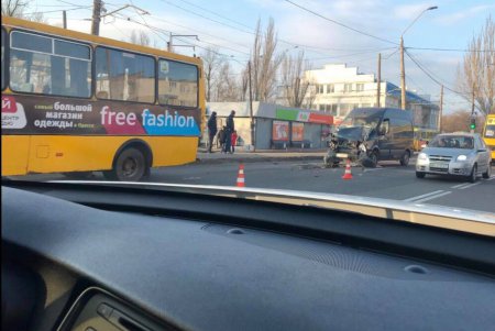 Утреннее ДТП в Лузановке парализовало движение автотранспорта (фото)