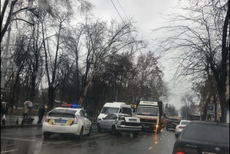 Из-за аварии на Преображенской остановились трамваи: на дороге пробка тянется до улицы Бунина (фото)
