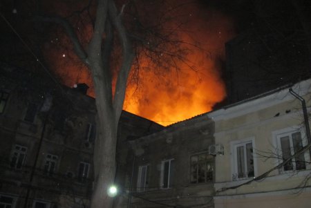 В ходе борьбы с огнем на Ришельевской пожарный получил травмы (видео)