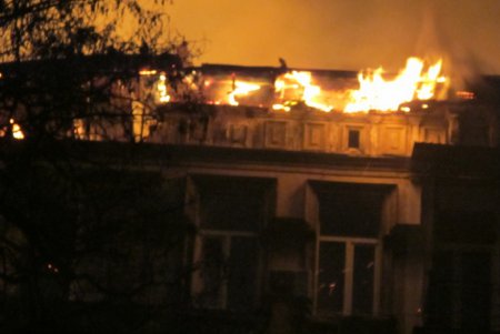 В ходе борьбы с огнем на Ришельевской пожарный получил травмы (видео)