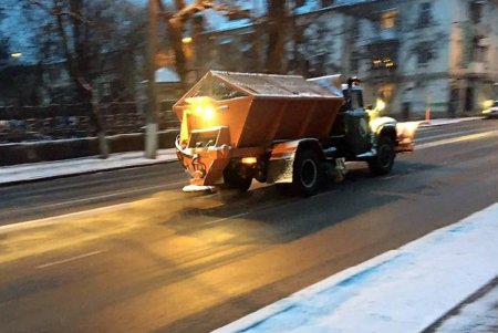 Коммунальщики вышли на борьбу с гололедом (фото) 