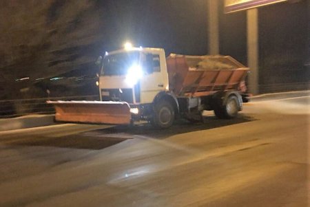 Коммунальщики вышли на борьбу с гололедом (фото) 