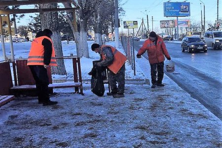 Все дороги проезжаемы, а тротуары посыпали песком: в Одессе ликвидируют гололед (фото)