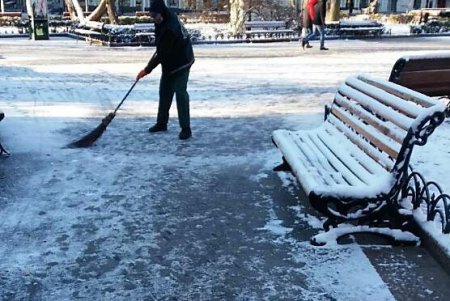 Все дороги проезжаемы, а тротуары посыпали песком: в Одессе ликвидируют гололед (фото)