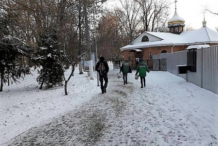 Все дороги проезжаемы, а тротуары посыпали песком: в Одессе ликвидируют гололед (фото)