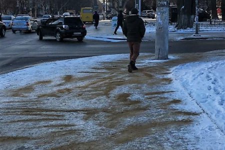 Все дороги проезжаемы, а тротуары посыпали песком: в Одессе ликвидируют гололед (фото)