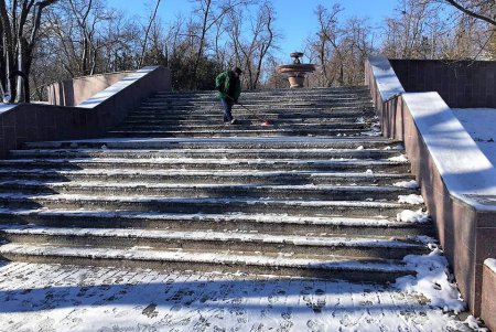 Все дороги проезжаемы, а тротуары посыпали песком: в Одессе ликвидируют гололед (фото)