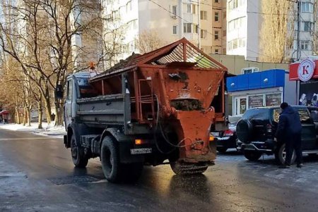 Все дороги проезжаемы, а тротуары посыпали песком: в Одессе ликвидируют гололед (фото)