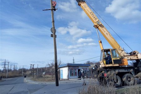 Коммунальщики заменили аварийную опору и восстановили кабельные линии в Одессе (фото)