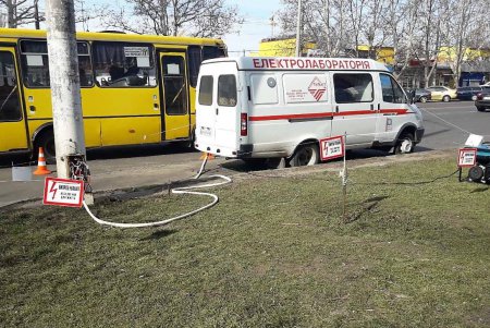 Коммунальщики заменили аварийную опору и восстановили кабельные линии в Одессе (фото)