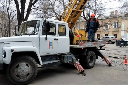 Коммунальщики заменили аварийную опору и восстановили кабельные линии в Одессе (фото)