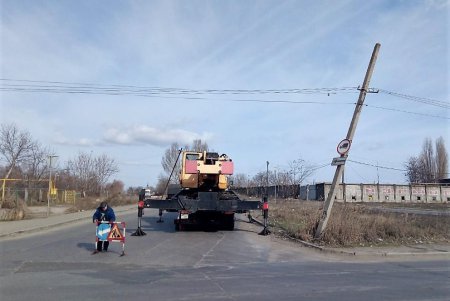 Коммунальщики заменили аварийную опору и восстановили кабельные линии в Одессе (фото)