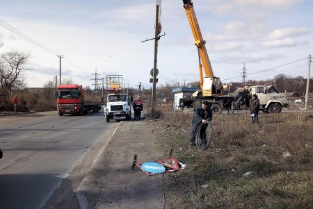 Коммунальщики заменили аварийную опору и восстановили кабельные линии в Одессе (фото)