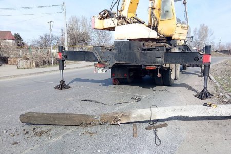 Коммунальщики заменили аварийную опору и восстановили кабельные линии в Одессе (фото)