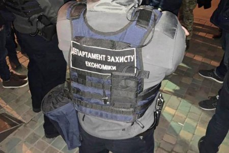Сотрудника одесской таможни задержали при получении взятки (фото)