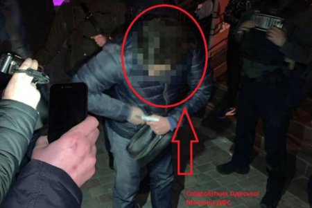 Сотрудника одесской таможни задержали при получении взятки (фото)