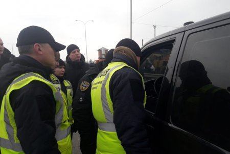 Полиция установила личности вооруженных людей, которых остановили на въезде в Одессу (фото)