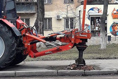 В Одессе выкорчевывают пни: на их месте высадят деревья (фото)