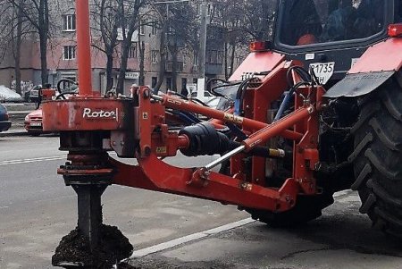 В Одессе выкорчевывают пни: на их месте высадят деревья (фото)
