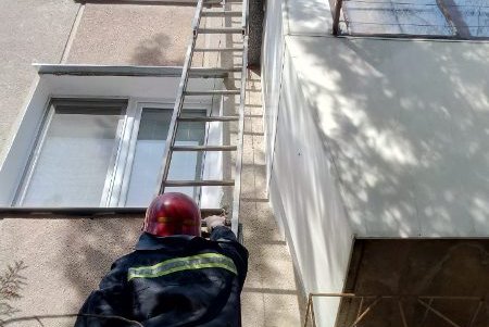В Измаиле пенсионерка умерла в запертой квартире: спасатели взламывали двери