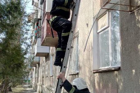 В Измаиле пенсионерка умерла в запертой квартире: спасатели взламывали двери