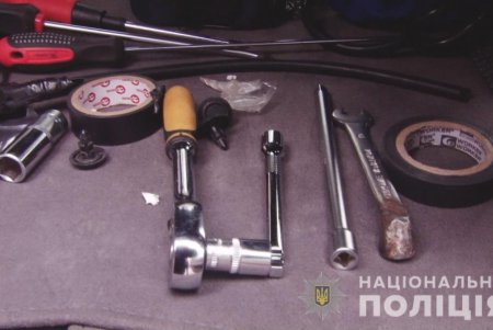 В Одессе задержали двух иностранцев, которые разбирали элитные автомобили на детали (фото, видео) 