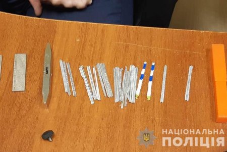 Полиция арестовала группу воров с техникой, долларами и кредитными карточками (фото, видео)