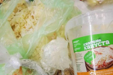 Заключенной одесского СИЗО пытались передать наркотики в ведре с капустой (фото)