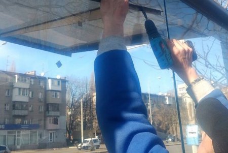 Одесские коммунальщики отремонтировали остановочные комплексы (фото)