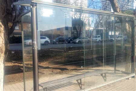 Одесские коммунальщики отремонтировали остановочные комплексы (фото)