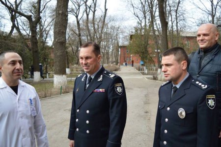 Руководители ГУ НП Одесской области навестили пострадавшего в поножовщине полицейского (фото)