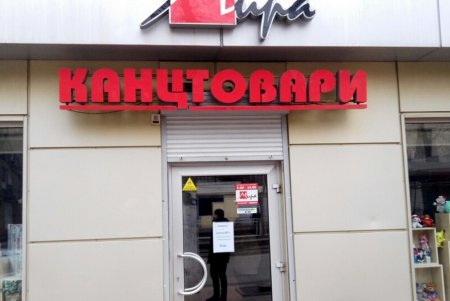 С фасадов одесских зданий убрали десятки рекламных вывесок