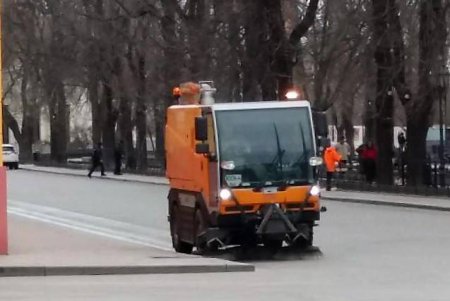 Одесские коммунальщики помыли лестницы и остановочные комплексы (фото)