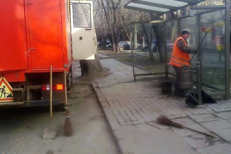 Одесские коммунальщики помыли лестницы и остановочные комплексы (фото)