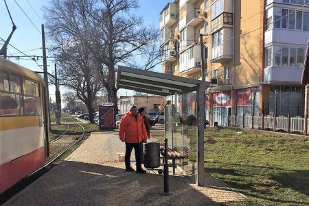 Одесские коммунальщики помыли лестницы и остановочные комплексы (фото)