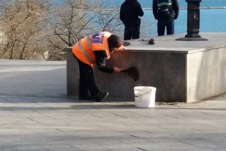 Одесские коммунальщики помыли лестницы и остановочные комплексы (фото)