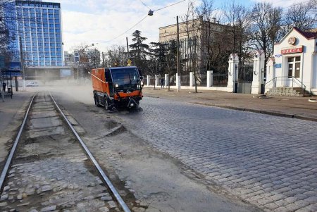 Одесские коммунальщики помыли лестницы и остановочные комплексы (фото)