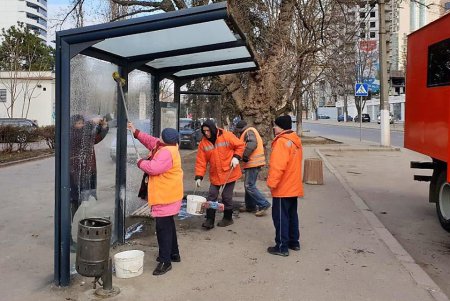 Одесские коммунальщики помыли лестницы и остановочные комплексы (фото)