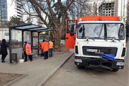 Одесские коммунальщики помыли лестницы и остановочные комплексы (фото)