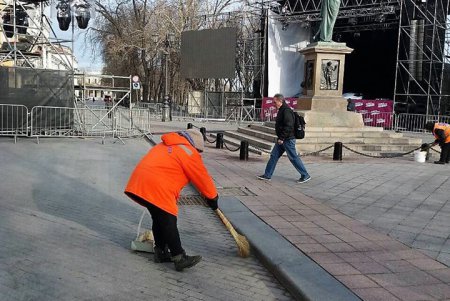 Одесские коммунальщики помыли лестницы и остановочные комплексы (фото)