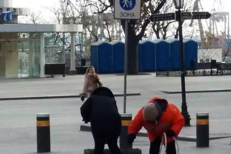 Одесские коммунальщики помыли лестницы и остановочные комплексы (фото)