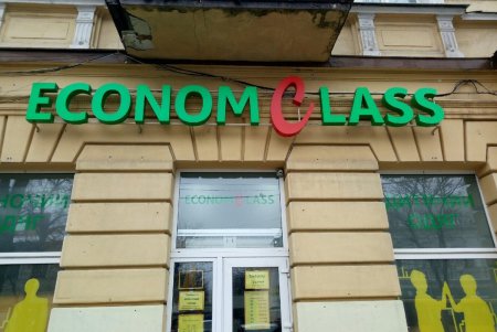 С начала весны в Одессе демонтировали десятки рекламных вывесок
