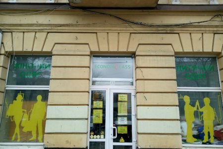 С начала весны в Одессе демонтировали десятки рекламных вывесок