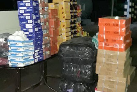 Шоколад, кофе и женская одежда: контрабандисту не удалось порадовать женщин к празднику (фото, видео)