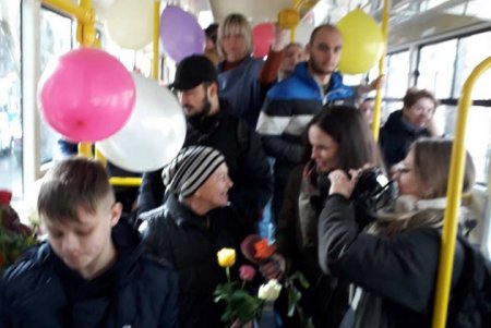 Одесситок с Международным женским днем поздравили в трамвае (фото)